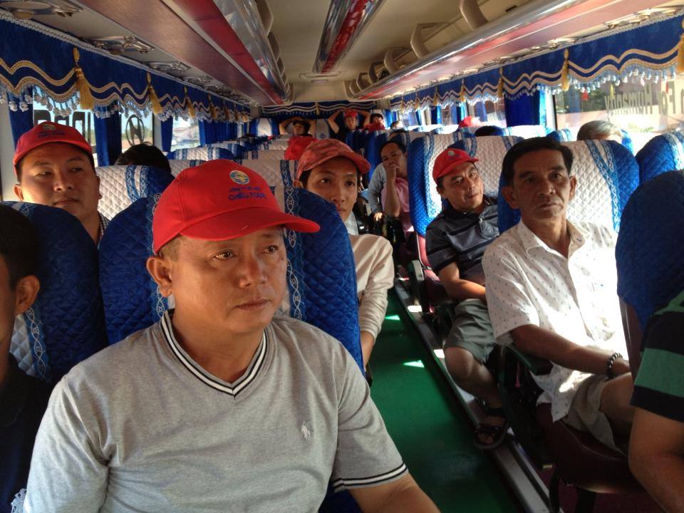 du khách nghe hướng dẫn vi du khách nghe hướng dẫn viên thuyết minh