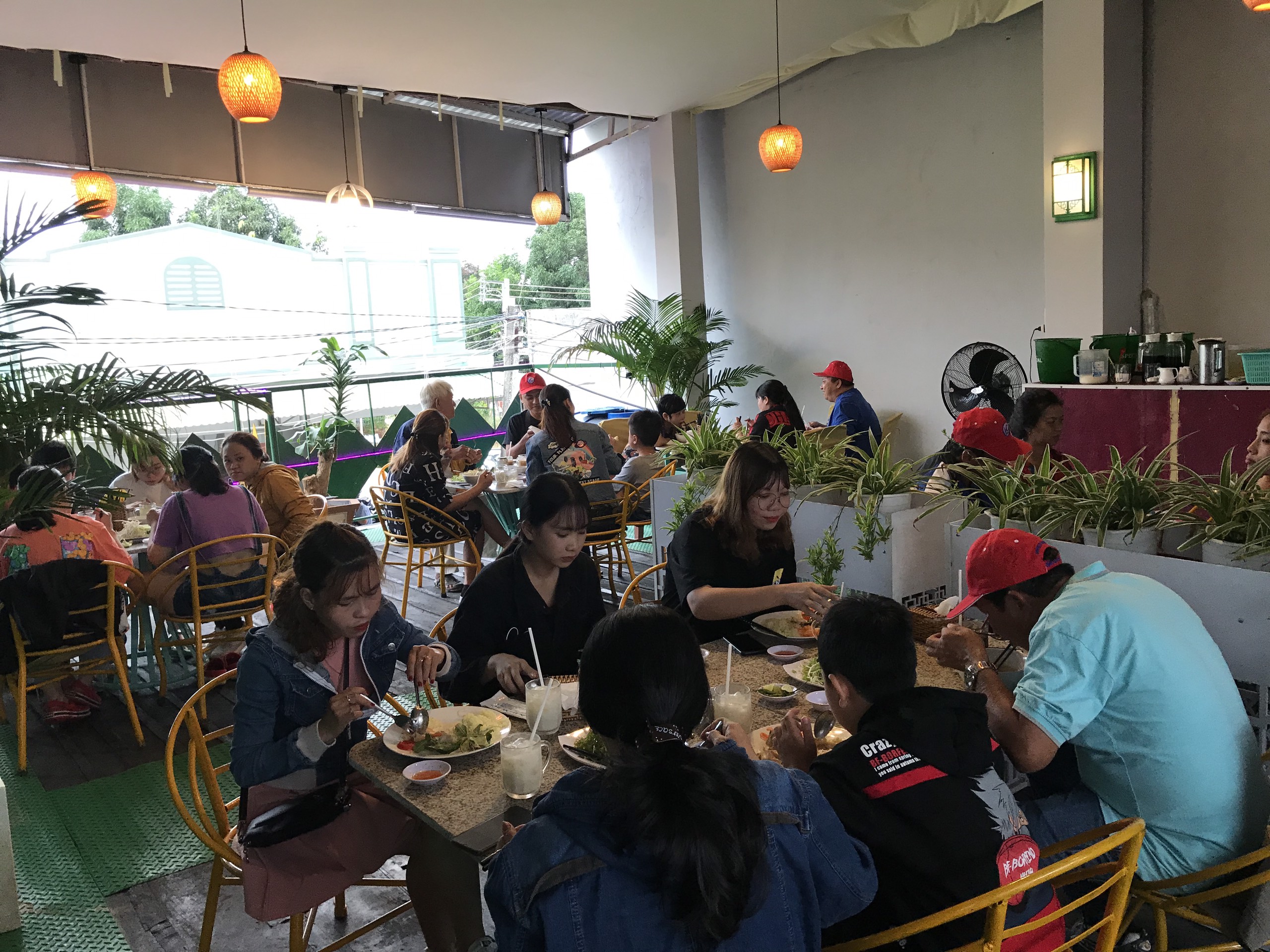 Đoàn du lịch ăn tại quán Đoàn du lịch ăn tại quán