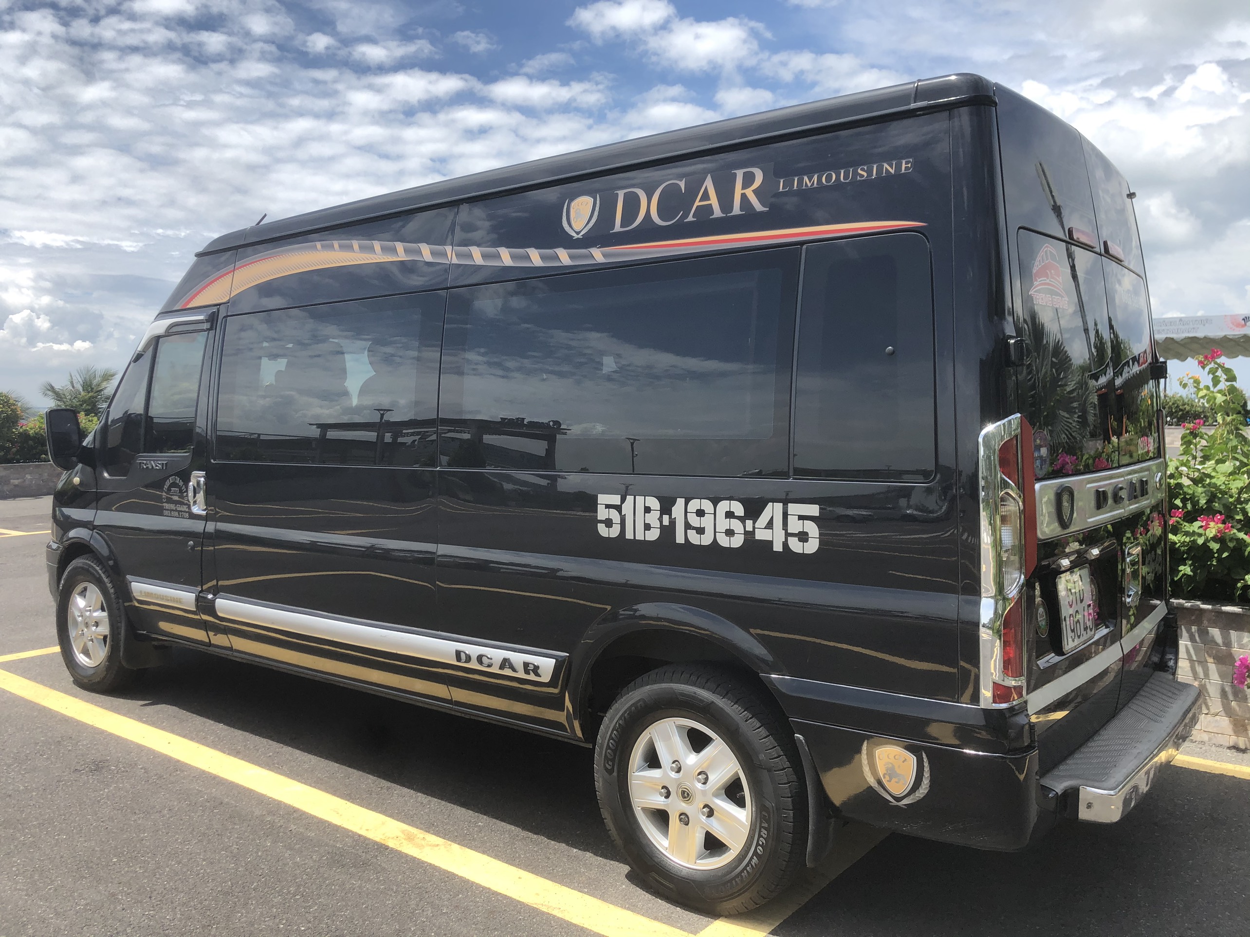 • Thuê xe giường nằm Limousine (Phi cơ mặt đất) • Thuê xe giường nằm Limousine (Phi cơ mặt đất)